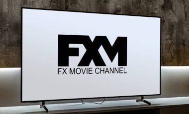 POZNAN, POL - MAR 01, 2024: FX Movie Channel 'ın logosunu gösteren düz ekran TV seti, FX Networks, LLC