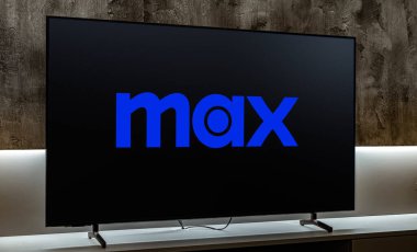 POZNAN, POL - MAR 01, 2024: Max 'in düz ekran TV seti, üst düzey talep üzerine abonelik videosu