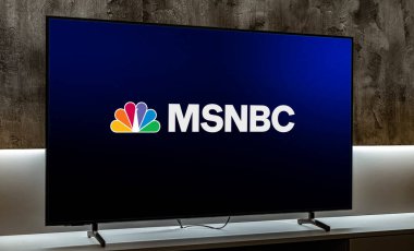 POZNAN, POL - MAR 01, 2024: MSNBC 'nin logosunu gösteren düz ekran TV seti, New York merkezli Amerikan haber tabanlı bir televizyon kanalı.