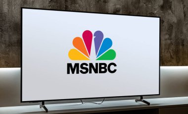POZNAN, POL - MAR 01, 2024: MSNBC 'nin logosunu gösteren düz ekran TV seti, New York merkezli Amerikan haber tabanlı bir televizyon kanalı.