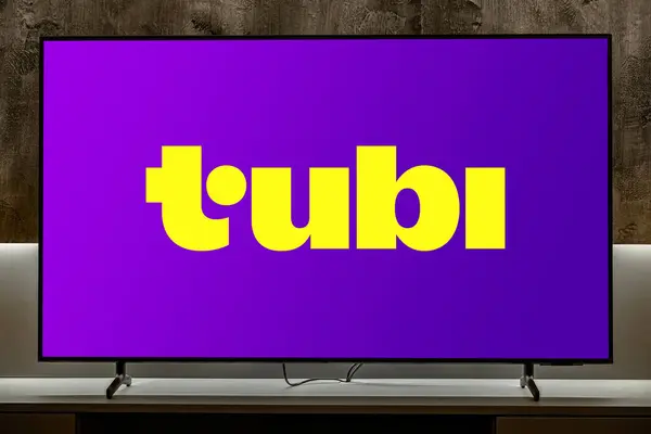 ポーランド ポーランド マルシェ2024 Tubiのロゴを表示するフラットスクリーンTvセット アメリカのトップコンテンツプラットフォームとフォックスが所有する広告サポートストリーミングサービス — ストック写真