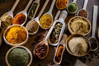 Baharat ve bitkilerin karışımı..