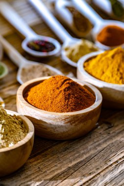 Baharat ve bitkilerin karışımı..