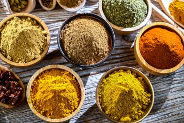 Baharat ve bitkilerin karışımı..