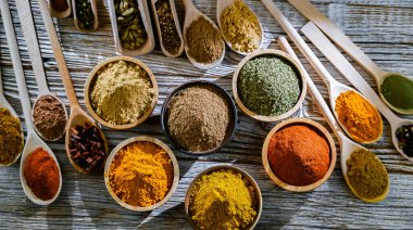 Baharat ve bitkilerin karışımı..