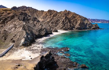 Qantab plajı, Muscat, Umman yakınlarında popüler bir turizm merkezi.