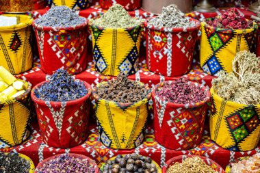 Souq Muttrah, Muscat, Umman 'da çeşitli baharat ve otlar var..