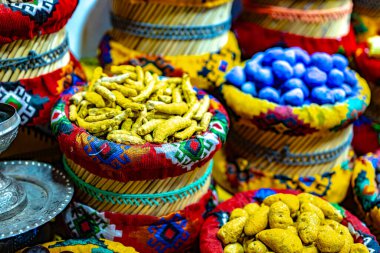 Souq Muttrah, Muscat, Umman 'da çeşitli baharat ve otlar var..
