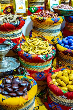 Souq Muttrah, Muscat, Umman 'da çeşitli baharat ve otlar var..
