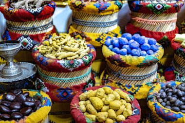 Souq Muttrah, Muscat, Umman 'da çeşitli baharat ve otlar var..