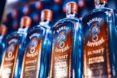 DUBAI, BAE - MAR 22, 2024: Bir mağaza rafında Bombay Sapphire Sunset özel baskı cini şişeleri