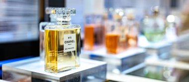 DUBAI, BAE - 22 MAR 2024: bir şişe Chanel No. Mağaza rafında 5 parfüm