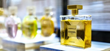 DUBAI, BAE - MAR 22, 2024: bir mağaza rafında bir şişe Gabrielle Chanel parfümü