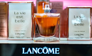 DUBAI, BAE - 22 MAR 2022: Bir mağaza rafında Lancome 'ın parfümü