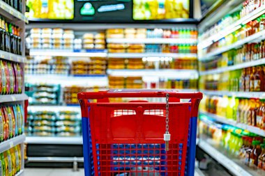 Süpermarketin rafında bir alışveriş arabası.