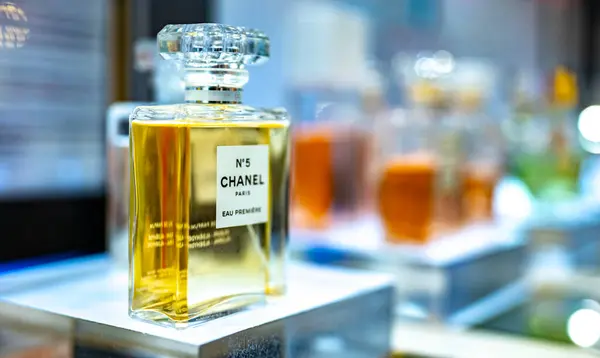 Dubai Uae Mar 2024 Bottle Chanel Perfume Store Shelf — Stock Photo, Image
