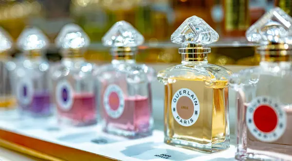 Dubai Zjednoczone Emiraty Arabskie Mar 2024 Butelki Perfum Guerlain Les — Zdjęcie stockowe