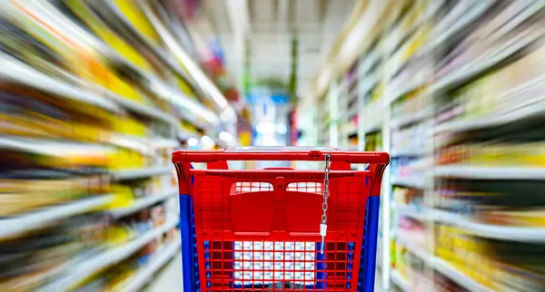 Süpermarketin Rafında Bir Alışveriş Arabası Telifsiz Stok Imajlar