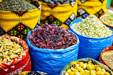 Souq Muttrah, Muscat, Umman 'da çeşitli baharat ve otlar var..