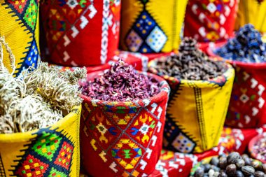 Souq Muttrah, Muscat, Umman 'da çeşitli baharat ve otlar var..