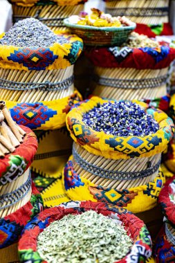 Souq Muttrah, Muscat, Umman 'da çeşitli baharat ve otlar var..