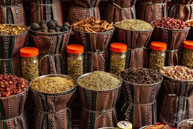 Souq Muttrah, Muscat, Umman 'da çeşitli baharat ve otlar var..