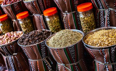 Souq Muttrah, Muscat, Umman 'da çeşitli baharat ve otlar var..