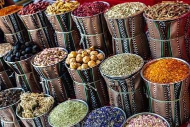 Souq Muttrah, Muscat, Umman 'da çeşitli baharat ve otlar var..