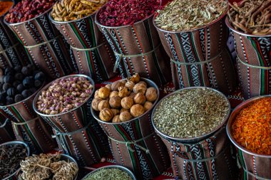 Souq Muttrah, Muscat, Umman 'da çeşitli baharat ve otlar var..