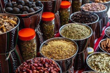 Souq Muttrah, Muscat, Umman 'da çeşitli baharat ve otlar var..