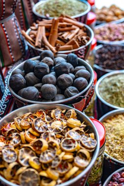 Souq Muttrah, Muscat, Umman 'da çeşitli baharat ve otlar var..