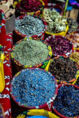 Souq Muttrah, Muscat, Umman 'da çeşitli baharat ve otlar var..