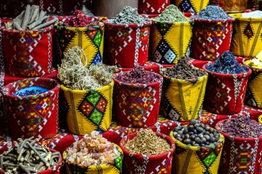 Souq Muttrah, Muscat, Umman 'da çeşitli baharat ve otlar var..