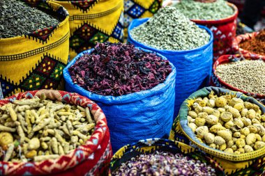 Souq Muttrah, Muscat, Umman 'da çeşitli baharat ve otlar var..