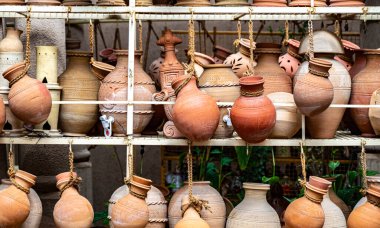 Nizwa Çorbası 'nda geleneksel çömlek, Umman..