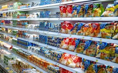 MÜZCAT, OMAN - MAR 14, 2024: Mandıra ürünleri süpermarketteki ticari bir buzdolabında satışa sunuldu