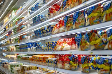 MÜZCAT, OMAN - MAR 14, 2024: Mandıra ürünleri süpermarketteki ticari bir buzdolabında satışa sunuldu