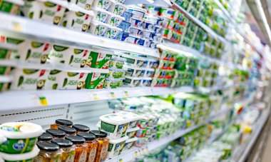 MÜZCAT, OMAN - MAR 14, 2024: Mandıra ürünleri süpermarketteki ticari bir buzdolabında satışa sunuldu