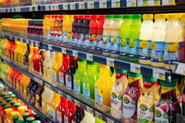 MÜZCAT, OMAN - 14 MAR 2024: Ticari bir buzdolabında satılığa çıkarılan soğuk içecekler