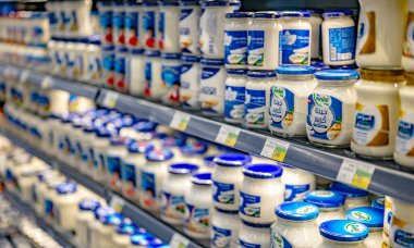 MÜZCAT, OMAN - MAR 14, 2024: Mandıra ürünleri süpermarketteki ticari bir buzdolabında satışa sunuldu