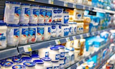 MÜZCAT, OMAN - MAR 14, 2024: Mandıra ürünleri süpermarketteki ticari bir buzdolabında satışa sunuldu
