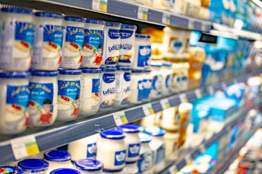 MÜZCAT, OMAN - MAR 14, 2024: Mandıra ürünleri süpermarketteki ticari bir buzdolabında satışa sunuldu