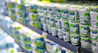 MÜZCAT, OMAN - MAR 14, 2024: Mandıra ürünleri süpermarketteki ticari bir buzdolabında satışa sunuldu