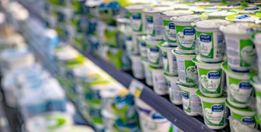 MÜZCAT, OMAN - MAR 14, 2024: Mandıra ürünleri süpermarketteki ticari bir buzdolabında satışa sunuldu