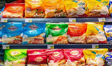 MÜZCAT, OMAN - MAR 14, 2024: Mandıra ürünleri süpermarketteki ticari bir buzdolabında satışa sunuldu