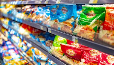 MÜZCAT, OMAN - MAR 14, 2024: Mandıra ürünleri süpermarketteki ticari bir buzdolabında satışa sunuldu
