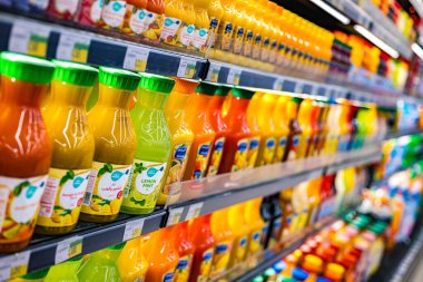 MÜZCAT, OMAN - 14 MAR 2024: Ticari bir buzdolabında satılığa çıkarılan soğuk içecekler