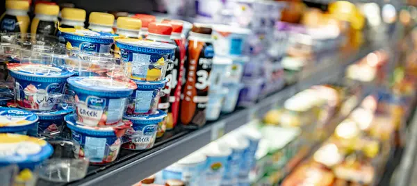 Мускат Оман Мар 2024 Молочные Продукты Выставлены Продажу Коммерческом Холодильнике — стоковое фото