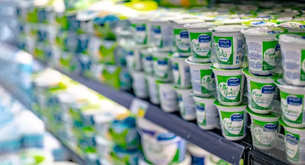 Мускат Оман Мар 2024 Молочные Продукты Выставлены Продажу Коммерческом Холодильнике — стоковое фото