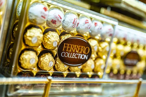 Dubai Uae Mar 2024 Boxes Ferrero Rocher Premium Chocolate Sweets — Stock Photo, Image